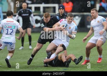 Ian Whitten di Exeter Chiefs è affrontato da Trevor Davison di Newcastle Falcons e Cameron Nordli-Kelemeti durante la partita Gallagher Premiership tra Newcastle Falcons ed Exeter Chiefs a Kingston Park, Newcastle, domenica 20th febbraio 2022. (Foto di Chris Lisham/MI News/NurPhoto) Foto Stock