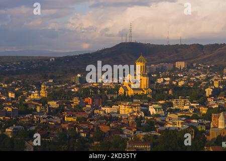 Vista panoramica della città di Tbilisi dall'alto, Georgia. Strade, case. Foto Stock