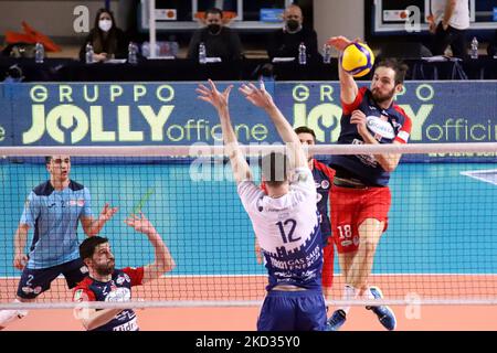 Gabriele di Martino Prisma Taranto si è schiantato durante il Volley Campionato Italiano Serie A Men Superleague Prisma Taranto vs gas Sales Bluenergy Piacenza il 20 febbraio 2022 al PalaMazzola di Taranto (Foto di Giuseppe leva/LiveMedia/NurPhoto) Foto Stock