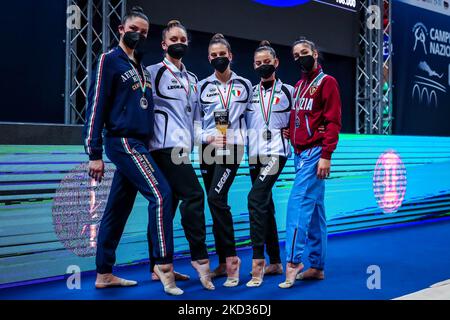 Ginnastica Fabriano Team con Baldassarri Milena di Ginnastica Fabriano e Raffaeli Sofia di Ginnastica Fabriano durante la Ginnastica ritmica FGI Serie A 2022 a pala UBI Banca, Cuneo, Italia il 19 febbraio 2022 (Foto di Fabrizio Carabelli/LiveMedia/NurPhoto) Foto Stock