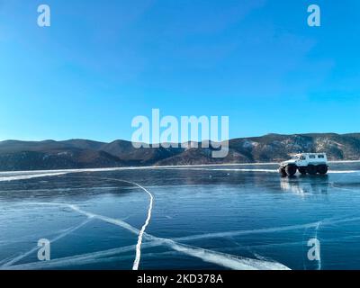 Paesaggio invernale. Lago Baikal. Viaggio invernale sul ghiaccio in auto. Vacanza e concetto di viaggio Foto Stock