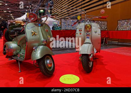 LIONE, FRANCIA, 4 novembre 2022 : scooter Vespa e Lambretta al Motor Show Epoq'Auto. La mostra si svolge ogni anno a Eurexpo con più di Foto Stock