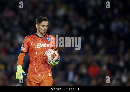 Alex Meret di Napoli con la palla durante la UEFA Europa League Knockout Round Play-off gamba una partita tra FC Barcelona e SSC Napoli a Camp Nou il 17 febbraio 2022 a Barcellona, Spagna. (Foto di Jose Breton/Pics Action/NurPhoto) Foto Stock