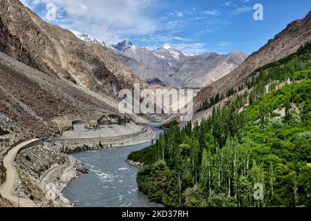 Il fiume Suru scorre attraverso una valle profonda nelle montagne con tress verde su un lato in Karkichu, distretto di Kargil, Ladakh, India (Foto di Creative Touch Imaging Ltd./NurPhoto) Foto Stock