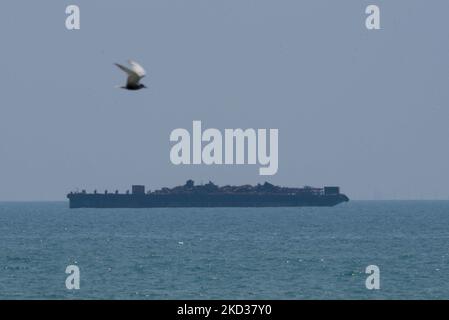 Questa foto mostra un'operazione in corso per rimuovere, il relitto di MV X- Press Pearl nave vicino Kepungoda spiaggia cacciata a Colombo il 21 febbraio 2022 (Foto di Akila Jayawardana/NurPhoto) Foto Stock