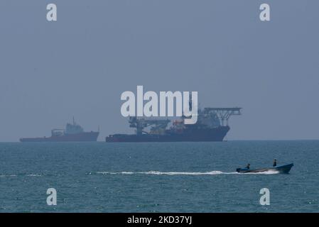 Questa foto mostra un'operazione in corso per rimuovere, il relitto di MV X- Press Pearl nave vicino Kepungoda spiaggia cacciata a Colombo il 21 febbraio 2022 (Foto di Akila Jayawardana/NurPhoto) Foto Stock