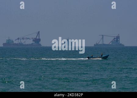 Questa foto mostra un'operazione in corso per rimuovere, il relitto di MV X- Press Pearl nave vicino Kepungoda spiaggia cacciata a Colombo il 21 febbraio 2022 (Foto di Akila Jayawardana/NurPhoto) Foto Stock