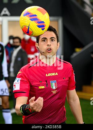 L'arbitro Luca massimi durante la serie di calcio italiana Una partita Udinese Calcio vs SS Lazio il 20 febbraio 2022 allo stadio Friuli - Dacia Arena di Udine (Photo by Ettore Griffoni/LiveMedia/NurPhoto) Foto Stock