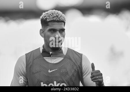 Ronald Araujo di Barcellona durante il warm-up prima della partita di LaLiga Santander tra Valencia CF e FC Barcelona all'Estadio Mestalla il 20 febbraio 2022 a Valencia, Spagna. (Nota per i redattori: Questa immagine è stata convertita in bianco e nero) (Foto di Jose Breton/Pics Action/NurPhoto) Foto Stock