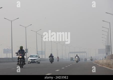 Nuova Delhi, India. 5th Nov 2022. La gente viaggia lungo una strada in mezzo allo smog pesante al cancello dell'India a Nuova Delhi. La qualità dell'aria di Delhi rimane 'Evere', che rappresenta il 30 per cento dell'inquinamento del PM2,5 nella capitale, l'indice di qualità dell'aria (AQI) a Noida (UP) è 529, 478 a Gurugram (Haryana) e 534 vicino a Dhirpur, tutti nella categoria 'severo'. (Credit Image: © Amarjeet Kumar Singh/SOPA Images via ZUMA Press Wire) Credit: ZUMA Press, Inc./Alamy Live News Foto Stock