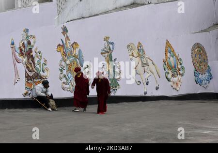 Monaci sono visti nel monastero di Dalì a Darjeeling, Bengala Occidentale, India, 23 febbraio 2022. Darjeeling è una famosa attrazione turistica nello stato del Bengala Occidentale in India. È anche conosciuta come la Regina delle colline. (Foto di Indranil Aditya/NurPhoto) Foto Stock