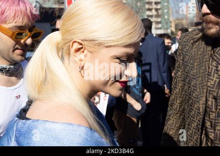 Veronica Lucchesi conosciuta come la Rappresentante di Lista e Dario Mangiaracina sono presenti al Diesel Fashion Show durante la settimana della Moda di Milano Womenswear Autunno/Inverno 2022/23 il 23 febbraio 2022 a Milano. (Foto di Cinzia Camela/LiveMedia/NurPhoto) Foto Stock