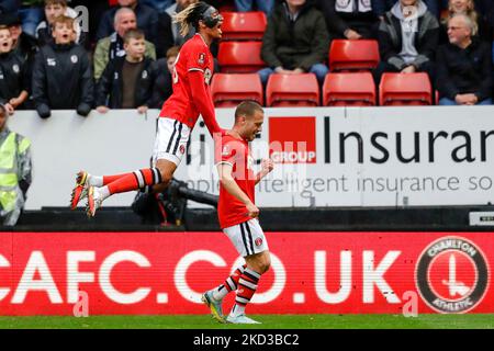 Jack Payne (a destra) di Charlton Athletic festeggia con il compagno di squadra Sean Clare dopo aver segnato il primo gol della partita durante la partita della Emirates fa Cup al Valley, Londra. Data immagine: Sabato 5 novembre 2022. Foto Stock