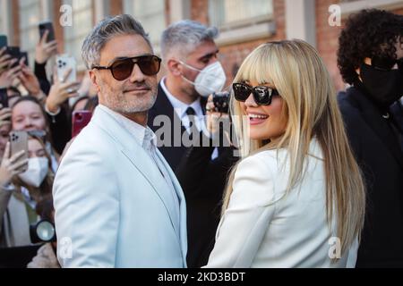 Rita ora e Taika Waititi arrivano alla sfilata Fendi durante la settimana della Moda di Milano Autunno/Inverno 2022/2023 il 23 febbraio 2022 a Milano. (Foto di Mairo Cinquetti/NurPhoto) Foto Stock