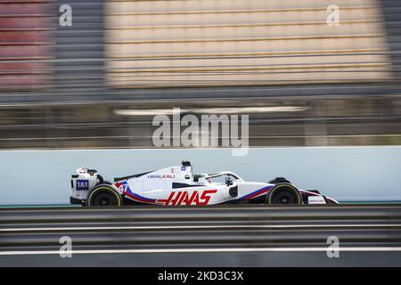 47 Mick Schumacher, Uralkali Haas F1 Team, VF-22, azione durante i test invernali di Formula 1 sul circuito di Barcellona - Catalunya il 24 febbraio 2022 a Barcellona, Spagna. (Foto di Xavier Bonilla/NurPhoto) Foto Stock