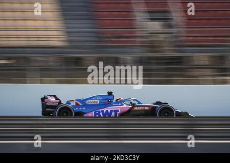 31 Esteban OCON, BTW Alpine F1 Team, A522, azione durante i test invernali di Formula 1 sul circuito di Barcellona - Catalunya il 24 febbraio 2022 a Barcellona, Spagna. (Foto di Xavier Bonilla/NurPhoto) Foto Stock