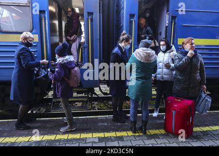 I passeggeri sono arrivati in treno da Odessa via Lviv in Ucraina alla stazione ferroviaria di Przemysl, Polonia il 24 febbraio 2022. L'invasione russa in Ucraina può causare un esodo di massa di rifugiati verso la Polonia. (Foto di Beata Zawrzel/NurPhoto) Foto Stock