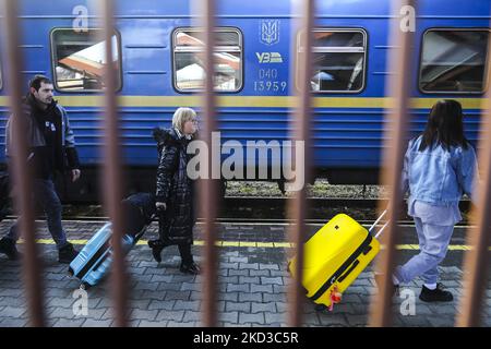 I passeggeri sono arrivati in treno da Odessa via Lviv in Ucraina alla stazione ferroviaria di Przemysl, Polonia il 24 febbraio 2022. L'invasione russa in Ucraina può causare un esodo di massa di rifugiati verso la Polonia. (Foto di Beata Zawrzel/NurPhoto) Foto Stock