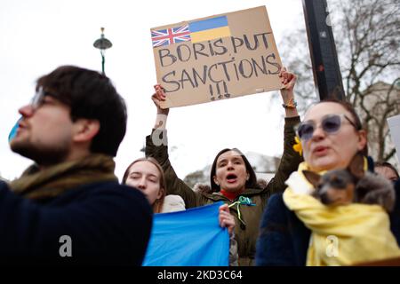 I dimostranti pro-Ucraina protestano contro l'invasione notturna dell'Ucraina da parte della Russia al di fuori di Downing Street a Whitehall a Londra, in Inghilterra, il 24 febbraio 2022. Il primo ministro britannico Boris Johnson si è dovuto rivolgere oggi ai parlamentari della Camera dei Comuni sulla crisi del 1700GMT. Ha già promesso di imporre enormi sanzioni economiche alla Russia in risposta all’invasione. (Foto di David Cliff/NurPhoto) Foto Stock