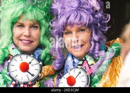 I festeggiatori sono visti durante il giorno di carnevale delle donne che apre a Colonia, in Germania, il 24 febbraio 2022. (Foto di Ying Tang/NurPhoto) Foto Stock