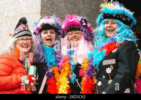 I festeggiatori sono visti durante il giorno di carnevale delle donne che apre a Colonia, in Germania, il 24 febbraio 2022. (Foto di Ying Tang/NurPhoto) Foto Stock