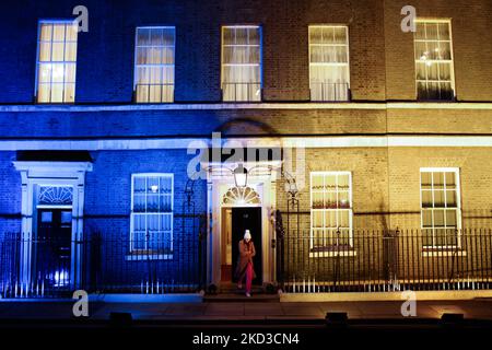 I colori della bandiera Ucraina illuminano la facciata di 10 Downing Street a Londra, Inghilterra, il 24 febbraio 2022. Il primo ministro britannico Boris Johnson ha annunciato questa sera che le principali banche russe saranno escluse dal sistema finanziario del Regno Unito e che gli oligarchi saranno oggetto di nuove sanzioni svelate in risposta all'invasione russa dell'Ucraina. Anche la compagnia aerea nazionale russa Aeroflot sarà proibita di atterrare nel Regno Unito. (Foto di David Cliff/NurPhoto) Foto Stock