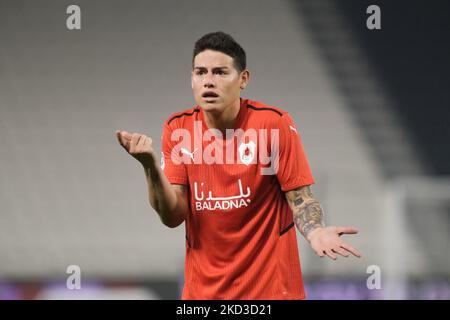 James Rodriguez (10) di al Rayyan si rimostrò con l'arbitro durante la partita della QNB Stars League tra al Gharafa e al Rayyan allo stadio di Jassim Bin Hamad a Doha, in Qatar, il 24 febbraio 2022. (Foto di Simon Holmes/NurPhoto) Foto Stock