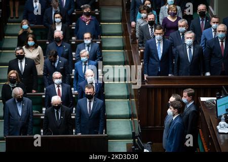 Leader del partito di diritto e giustizia polacco Jaroslaw Kaczynski, vice presidente polacco Sejm, Ryzard Terlecki, ministro della Difesa Mariusz Blaszczak, primo ministro Mateusz Morawiecki, durante la 49th sessione del Sejm (casa bassa) a Varsavia, Polonia, il 24 febbraio 2022. Il Parlamento polacco ha approvato una risoluzione che condanna l'aggressione russa contro l'Ucraina e chiede alla comunità internazionale di imporre sanzioni severe a Mosca. (Foto di Mateusz Wlodarczyk/NurPhoto) Foto Stock