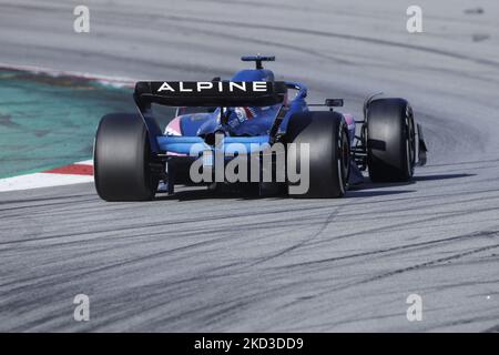 31 Esteban OCON, BTW Alpine F1 Team, A522, azione durante i test invernali di Formula 1 sul circuito di Barcellona - Catalunya il 24 febbraio 2022 a Barcellona, Spagna. (Foto di Xavier Bonilla/NurPhoto) Foto Stock