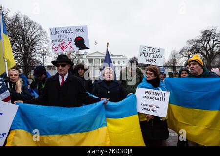 I manifestanti si trovano di fronte alla Casa Bianca durante un raduno per l'Ucraina. Centinaia di persone hanno protestato dopo l’invasione da un giorno all’altro dell’Ucraina da parte della Russia per chiedere sanzioni alla Russia e assistenza militare all’Ucraina. L'evento è stato sponsorizzato da United Help Ukraine, un'organizzazione statunitense di assistenza e supporto. (Foto di Allison Bailey/NurPhoto) Foto Stock