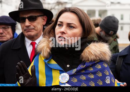 I manifestanti si trovano di fronte alla Casa Bianca durante un raduno per l'Ucraina. Centinaia di persone hanno protestato dopo l’invasione da un giorno all’altro dell’Ucraina da parte della Russia per chiedere sanzioni alla Russia e assistenza militare all’Ucraina. L'evento è stato sponsorizzato da United Help Ukraine, un'organizzazione statunitense di assistenza e supporto. (Foto di Allison Bailey/NurPhoto) Foto Stock