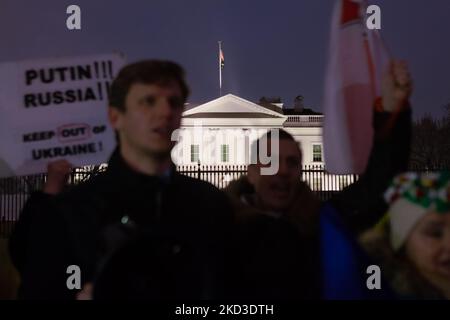 La Casa Bianca si pone sullo sfondo come dimostranti che si radunano a sostegno dell'Ucraina. Centinaia di persone hanno protestato dopo l’invasione da un giorno all’altro dell’Ucraina da parte della Russia per chiedere sanzioni alla Russia e assistenza militare all’Ucraina. L'evento è stato sponsorizzato da United Help Ukraine, un'organizzazione statunitense di assistenza e supporto. (Foto di Allison Bailey/NurPhoto) Foto Stock