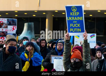 Manifestanti con bandiere e bandiere ucraine nel centro di Nathan Phillips Square durante una manifestazione contro l'inizio della guerra degli aggressori russi contro l'Ucraina. Il 24 febbraio 2022, l'inizio dell'attacco e delle ostilità sul territorio dell'Ucraina. (Foto di Anatoliy Cherkasov/NurPhoto) Foto Stock