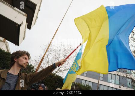 I cittadini ucraini che vivono in Spagna hanno striscioni mentre si riuniscono per una protesta contro le operazioni militari russe in Ucraina, di fronte all'ambasciata russa a Madrid, Spagna, il 24 febbraio 2022. (Foto di Oscar Gonzalez/NurPhoto) Foto Stock