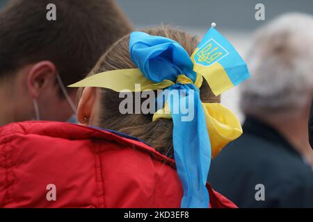 I cittadini ucraini che vivono in Spagna hanno striscioni mentre si riuniscono per una protesta contro le operazioni militari russe in Ucraina, di fronte all'ambasciata russa a Madrid, Spagna, il 24 febbraio 2022. (Foto di Oscar Gonzalez/NurPhoto) Foto Stock