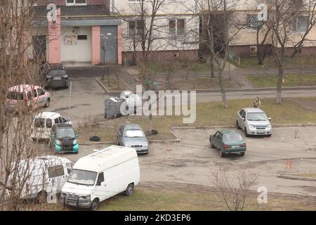 Le forze ucraine di difesa territoriale detengono le loro posizioni durante la lotta con i sabotatori russi a Kyiv, Ucraina, 25 febbraio 2022. (Foto di Sergii Kharchenko/NurPhoto) Foto Stock