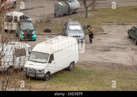 Le forze ucraine di difesa territoriale detengono le loro posizioni durante la lotta con i sabotatori russi a Kyiv, Ucraina, 25 febbraio 2022. (Foto di Sergii Kharchenko/NurPhoto) Foto Stock