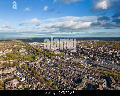 Vista aerea dello skyline di Harrogate nel North Yorkshire, Regno Unito. Zona residenziale con file di alloggi in stile architettonico vittoriano. Foto Stock