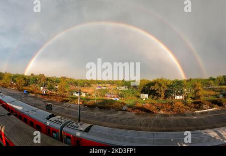 Rainbow è visto da una vista aerea dopo forti precipitazioni nella stazione ferroviaria di New Alipurduar Junction, Bengala Occidentale, India, 25 Febbraio, 2022 (Foto di Indranil Aditya/NurPhoto) Foto Stock