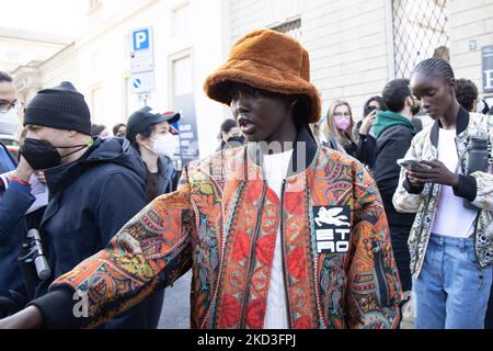 Ospite è visto alla sfilata di moda di Tod durante la settimana della moda di Milano Autunno/Inverno 2022/2023 del 25th febbraio 2022 a Milano. (Foto di Cinzia Camela/LiveMedia/NurPhoto) Foto Stock