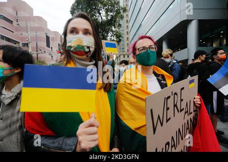 Manifestanti che detengono cartelli con la dicitura “Siamo tutti ucraini oggi”, e bandiere nazionali di Ucraina e Lituania, durante una protesta contro gli attacchi russi contro l’Ucraina, al di fuori della commissione di coordinamento Mosca-Taipei a Taiwan, a Taipei, Taiwan, 25 febbraio 2022. Diversi paesi occidentali, tra cui Stati Uniti e Regno Unito, hanno imposto sanzioni alla Russia, mentre i membri degli stati baltici, tra cui Lituania ed Estonia, hanno mostrato il sostegno all'Ucraina. (Foto di Ceng Shou Yi/NurPhoto) Foto Stock