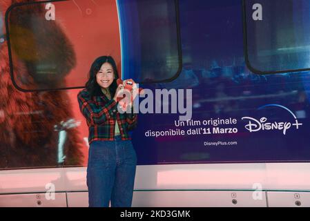 Domee Shi, regista durante la notizia Presentazione del treno Frecciarossa con grafica dedicata al film d'animazione 'Red' di Disney e Pixar il 25 febbraio 2022 alla Stazione Termini di Roma (Foto di Gloria Imbroglio/LiveMedia/NurPhoto) Foto Stock