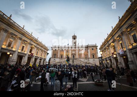 Un momento della processione fiaccolata in solidarietà con il popolo ucraino al Campidoglio, al Colosseo, a Roma, 25 febbraio 2022. Le truppe russe sono entrate in Ucraina il 24 febbraio, chiedendo al presidente del paese di dichiarare la legge marziale e di innescare una serie di annunci da parte dei paesi occidentali per imporre severe sanzioni economiche alla Russia il 25 febbraio 2022 a Roma, Italia. (Foto di Andrea Ronchini/NurPhoto) Foto Stock