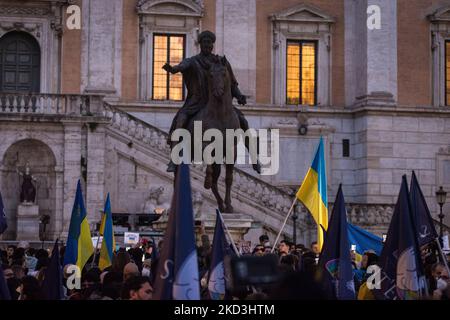 Un momento della processione fiaccolata in solidarietà con il popolo ucraino al Campidoglio, al Colosseo, a Roma, 25 febbraio 2022. Le truppe russe sono entrate in Ucraina il 24 febbraio, chiedendo al presidente del paese di dichiarare la legge marziale e di innescare una serie di annunci da parte dei paesi occidentali per imporre severe sanzioni economiche alla Russia il 25 febbraio 2022 a Roma, Italia. (Foto di Andrea Ronchini/NurPhoto) Foto Stock