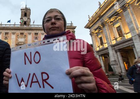 Un momento della processione fiaccolata in solidarietà con il popolo ucraino al Campidoglio, al Colosseo, a Roma, 25 febbraio 2022. Le truppe russe sono entrate in Ucraina il 24 febbraio, chiedendo al presidente del paese di dichiarare la legge marziale e di innescare una serie di annunci da parte dei paesi occidentali per imporre severe sanzioni economiche alla Russia il 25 febbraio 2022 a Roma, Italia. (Foto di Andrea Ronchini/NurPhoto) Foto Stock