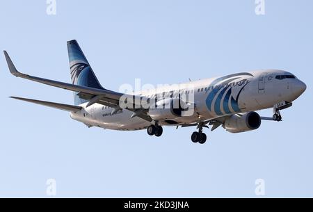 Boeing 737-866, della società Egiptair, si prepara ad atterrare all'aeroporto di Barcellona, a Barcellona, il 14 gennaio 2022. -- (Foto di Urbanandsport/NurPhoto) Foto Stock