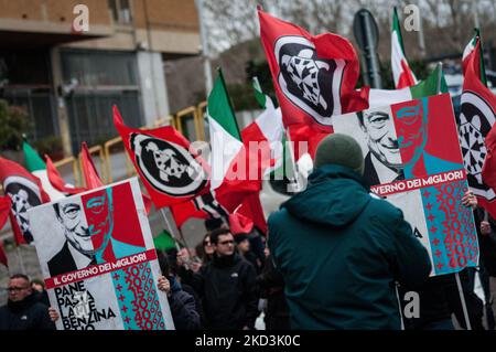 CasaPound Italia si mostra contro gli aumenti dei prezzi dell'energia e delle necessità di base, contro il proprio fronte davanti al Ministero della transizione ecologica, a Roma il 26 febbraio 2022. (Foto di Andrea Ronchini/NurPhoto) Foto Stock