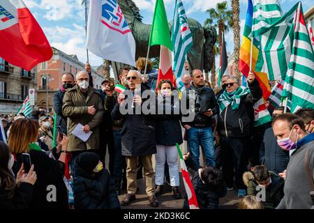 I manifestanti protestano con i cartelli nella piazza di fronte al comune di Bari contro la guerra in Ucraina che chiede la pace, a Bari, Italia, il 26 febbraio 2022. La manifestazione per la pace, organizzata dal Comitato per la pace di Bari, che riunisce un centinaio di associazioni, sindacati, partiti e movimenti, ha riunito sindaci, attivisti, cittadini e rappresentanti delle istituzioni locali. (Foto di Davide Pischettola/NurPhoto) Foto Stock