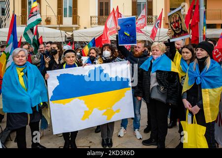 I manifestanti protestano con i cartelli nella piazza di fronte al comune di Bari contro la guerra in Ucraina che chiede la pace, a Bari, Italia, il 26 febbraio 2022. La manifestazione per la pace, organizzata dal Comitato per la pace di Bari, che riunisce un centinaio di associazioni, sindacati, partiti e movimenti, ha riunito sindaci, attivisti, cittadini e rappresentanti delle istituzioni locali. (Foto di Davide Pischettola/NurPhoto) Foto Stock