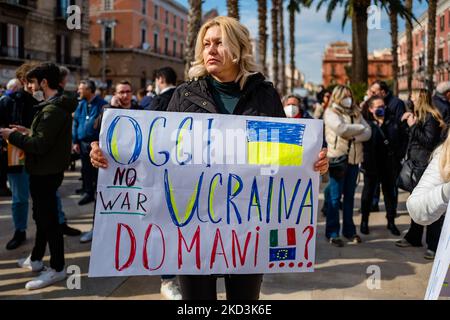 I manifestanti protestano con i cartelli nella piazza di fronte al comune di Bari contro la guerra in Ucraina che chiede la pace, a Bari, Italia, il 26 febbraio 2022. La manifestazione per la pace, organizzata dal Comitato per la pace di Bari, che riunisce un centinaio di associazioni, sindacati, partiti e movimenti, ha riunito sindaci, attivisti, cittadini e rappresentanti delle istituzioni locali. (Foto di Davide Pischettola/NurPhoto) Foto Stock